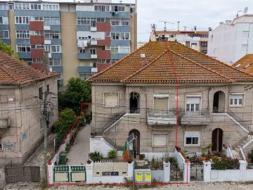 Moradia para remodelação total no Centro da Costa da Caparica