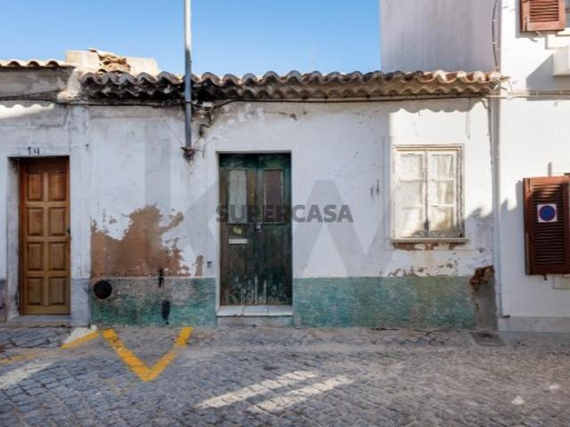 Moradia, para Remodelação Total no Centro de Lagos Excelente Oportunidade de Investimento