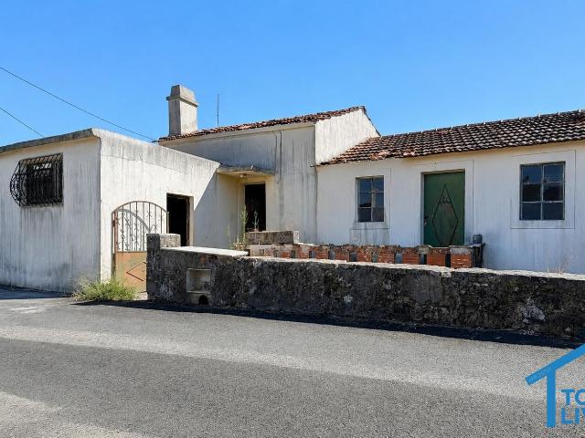 Moradia para Remodelar com 2.894 m2 de Terreno | Grande Potencial | Perto de Vila de Rei