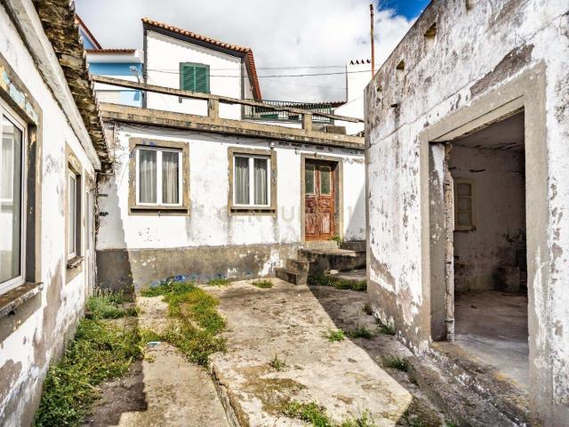 Moradia para remodelar com vista, em Ribeirinha Ilha Terceira