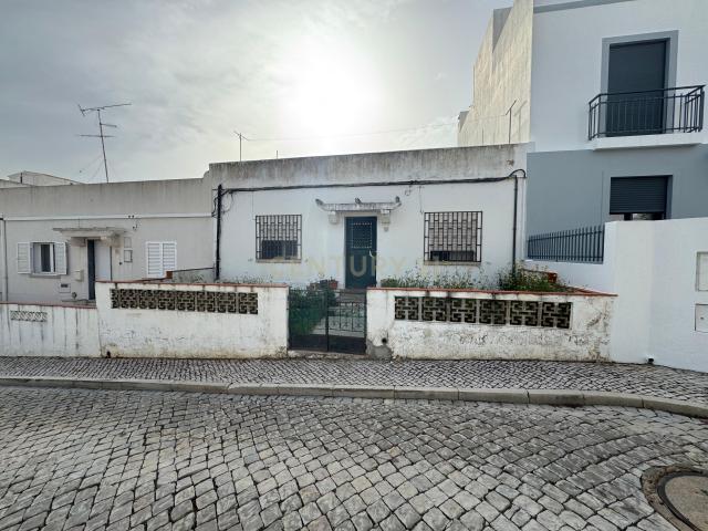 Moradia para Remodelar com imenso Potencial no coração de Faro