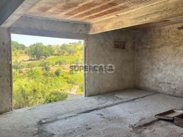 Moradia para remodelar em Almalaguês