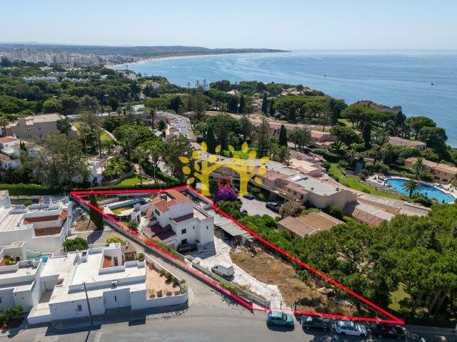 Moradia para Renovação em Alporchinhos | Lote de 1.296 m² | A poucos passos da Praia da Cova Redonda