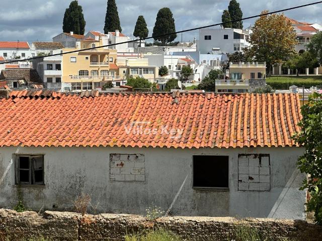 Moradia para renovação em zona de luxo no Algarve 232m² Estômbar e Parchal