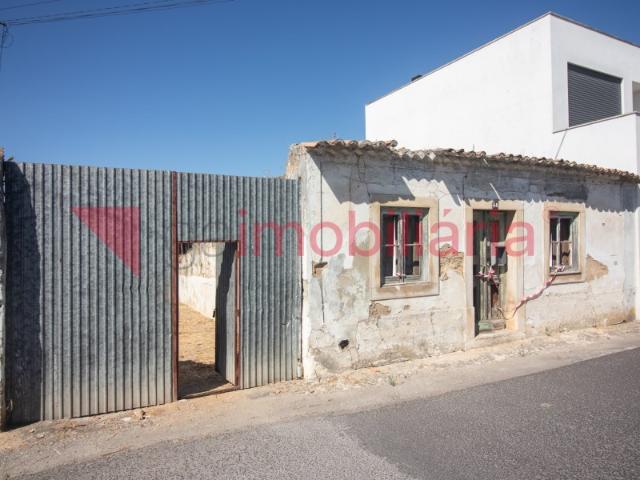 Moradia para Renovar com Arrecadação e Arrumos