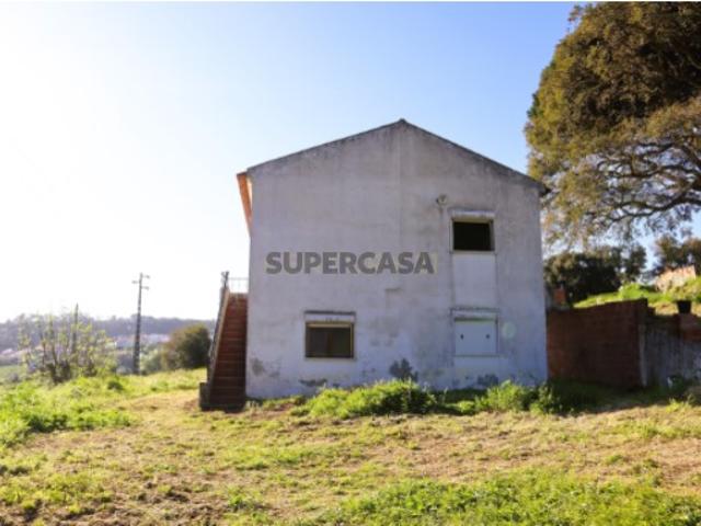 Moradia para renovar em Santo Estevão das Galés inserida num terreno de 6375m2
