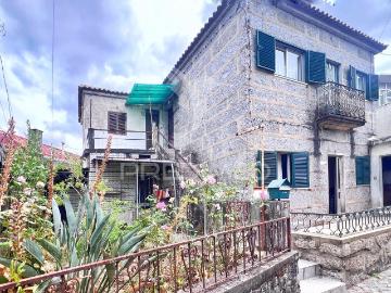 Moradia para Restauro com Duas Frações Independentes, Terreno e Garagem – Excelente Localização
