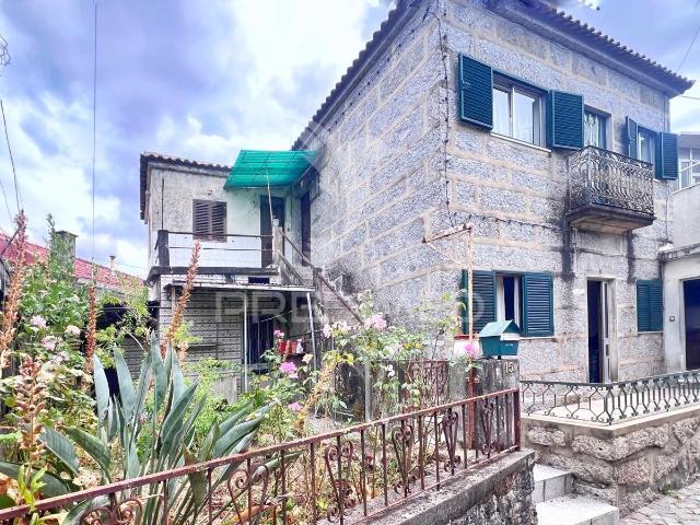 Moradia para Restauro com Duas Frações Independentes, Terreno e Garagem – Excelente Localização
