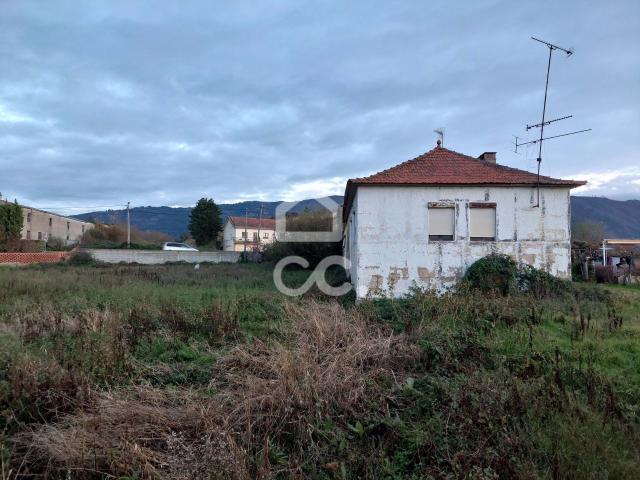 Moradia para restauro com terreno na periferia da cidade excelente oportunidade para construir o seu lar