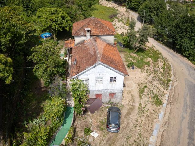 Moradia para restauro com terreno Gerês