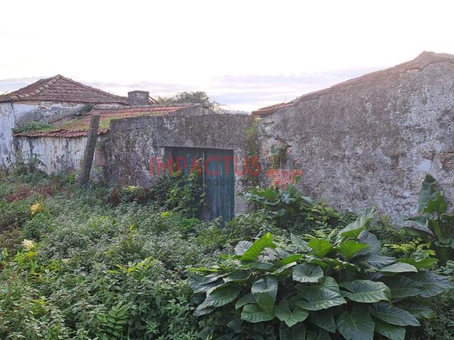 Terreno com moradia para restauro
