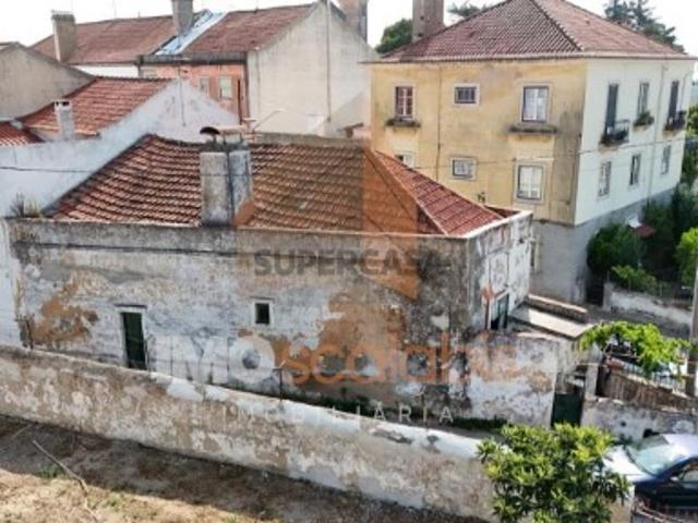 Moradia para restauro em Santa Clara Santarém