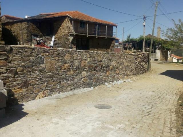 Moradia para restauro em Vilarinho de Lomba, Vinhais