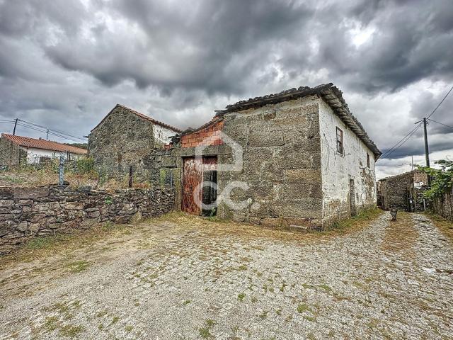 Moradia para restauro na aldeia de Vilar de Perdizes