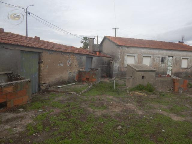 Moradia para restauro na zona de praias