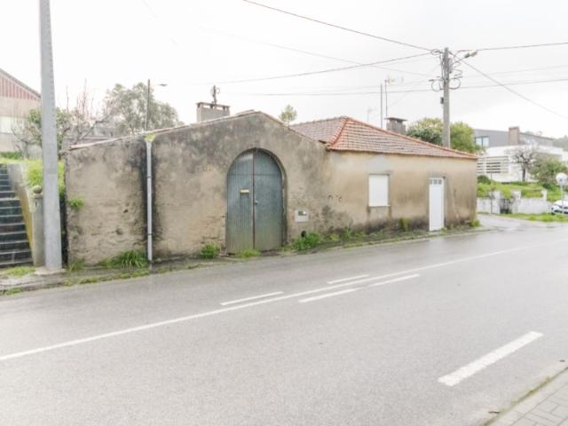 Moradia para restaurar nas Varzeas