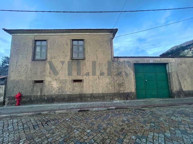 Moradia para Restaurar com 2.590 m² de Terreno, Privacidade e Excelente Exposição Solar