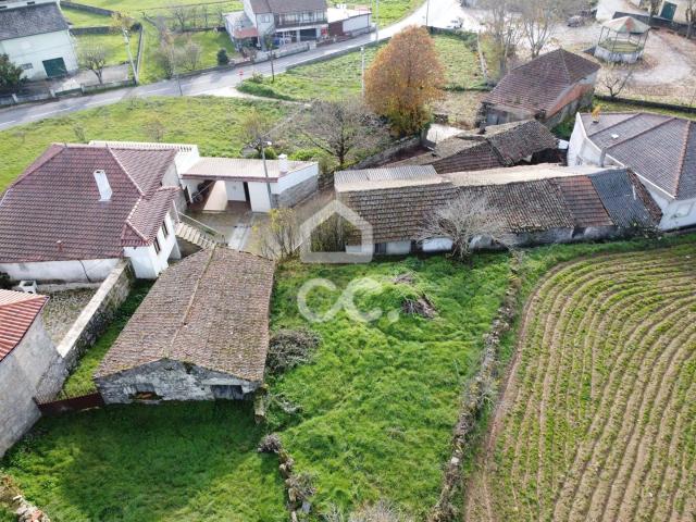 Moradia para restaurar, com terreno envolvente numa aldeia perto de Chaves