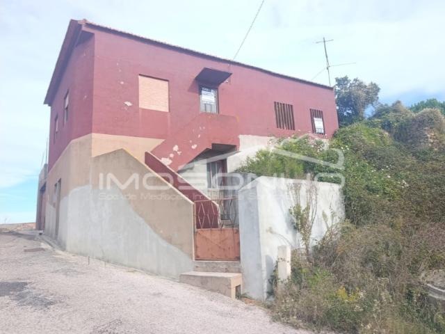 Moradia para Restaurar com Pátio, Garagem e Terraço