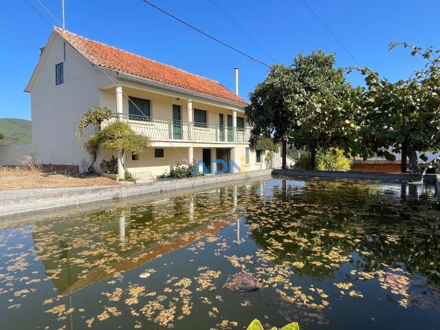 Moradia para venda com Terreno, Garagem e anexos