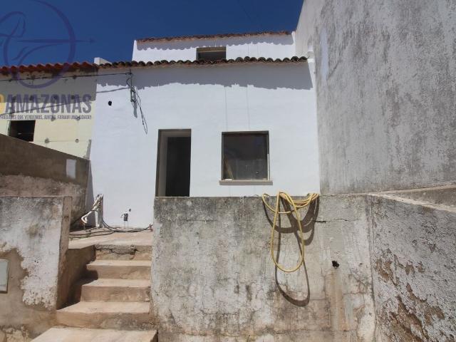 Moradia para venda perto de Silves com terraço e logradouro situada no Pinheiro e Garrado