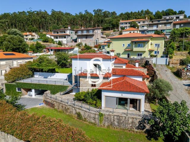 Moradia, Santo Tirso Couto Burgães