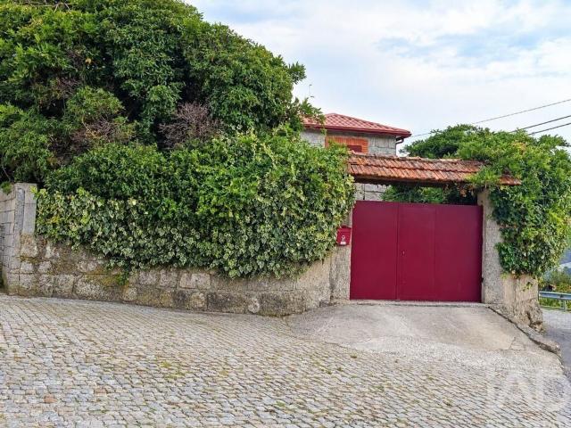 Moradia, Paredes de Viadores e Manhuncelos