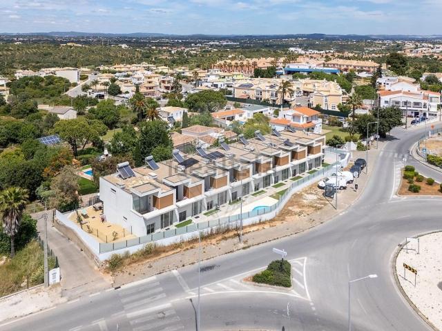 Moradia, Páteo, Albufeira e Olhos de Água