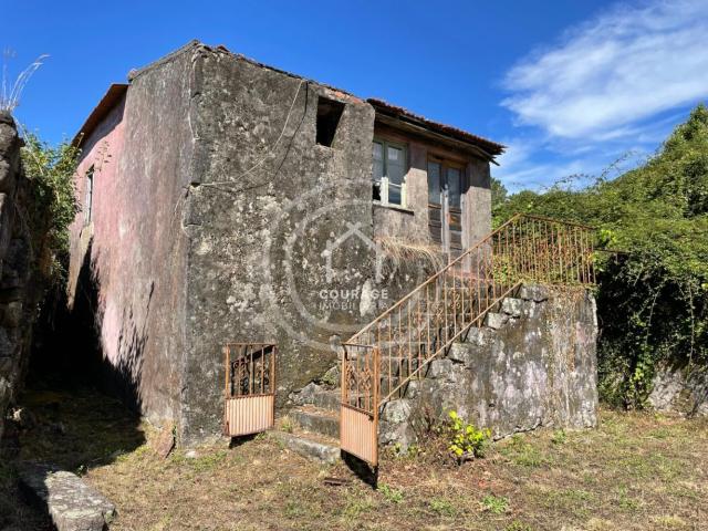Moradia pedra para recuperar, 4 anexos, 800m2 de terreno, em Romarigães, Paredes de Cour