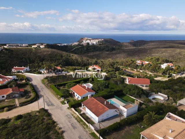 Moradia perto da praia com 3 quartos, piscina e garagem para venda em Vale da Telha