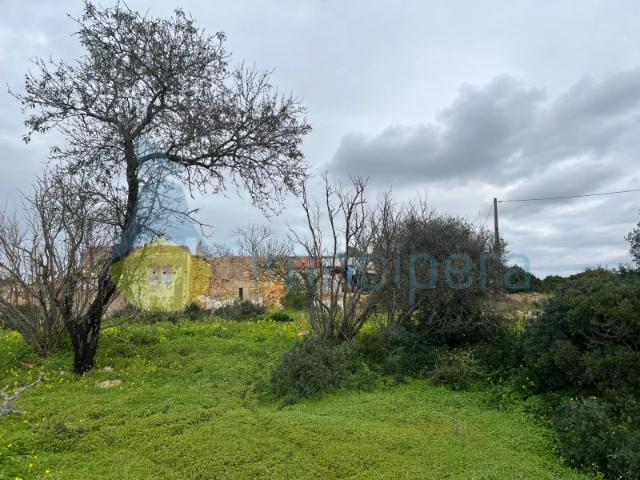 MORADIA POR RECUPERAR COM VISTA MAR NA QUINTA DO ROGEL