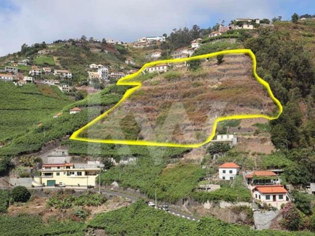 Moradia por recuperar inserido num terreno com a área de 3692 m2