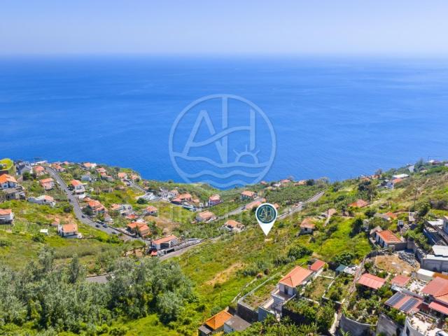 Moradia por reconstruir com terreno com 3460m2 Ribeira Brava