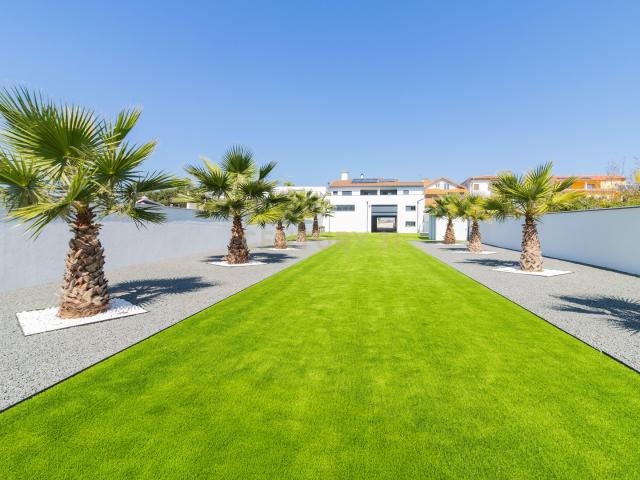 Propriedade Totalmente Renovada com Armazém/Garagem de Grande Dimensão e Piscina em Monte Real