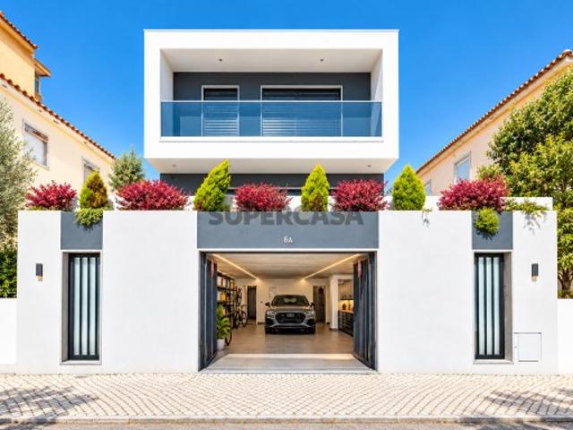 Moradia Premium no Centro de Almada | 4 Suites + Sótão com Terraço | Garagem de Grande Dimensão