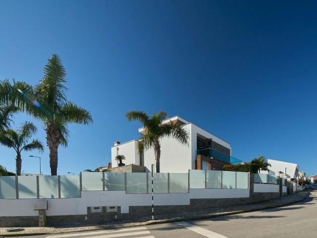 Moradia Premium T4 com piscina e jardim em zona privilegiada. 297m² Charneca de caparica