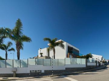 Moradia Premium T4 com piscina e jardim em zona privilegiada. 297m² Charneca de caparica
