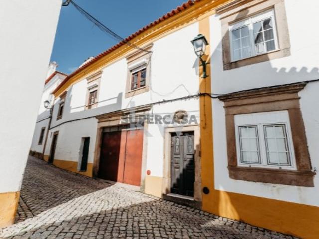 Moradia Prédio Alentejano Centenário em Alter do Chão