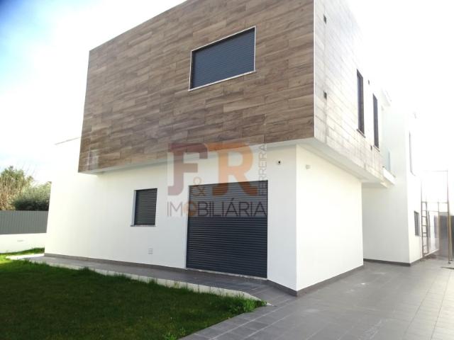 Moradia 'PRONTA' T5 com Garagem e Piscina. AZEITÃO