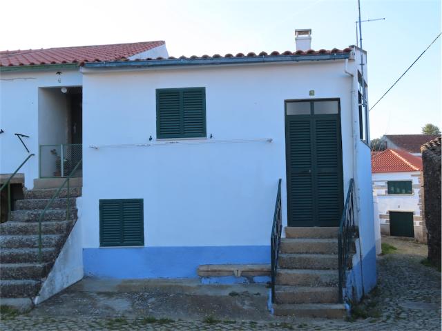 Moradia pronta a habitar em bom estado de conservação, com 3 quartos, localizada numa praça principal de uma aldeia muito simpática e calma