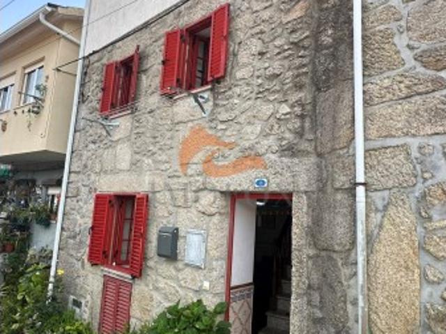 Moradia pronta a habitar localizada na Vila de Avô Documentação completa para financiamento