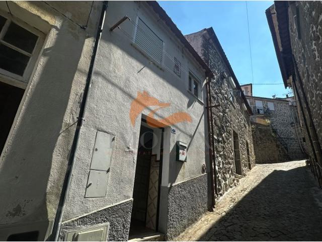 Moradia Pronta a Habitar localizada na vila de Avô Ótimo para Alojamento Local