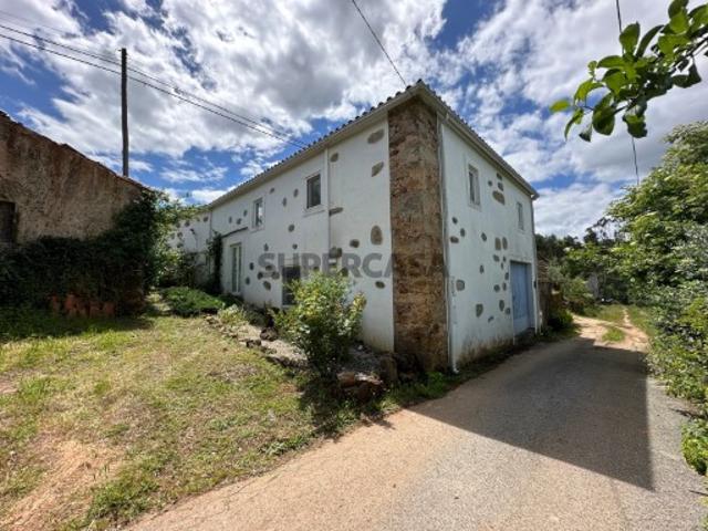 Moradia rústica em pedra com terreno situada numa zona tranquila