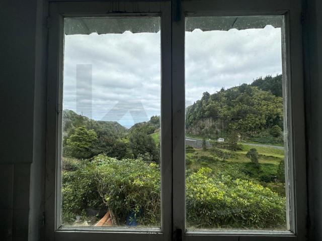 Moradia Rústica com Vista Deslumbrante em Ambiente Natural