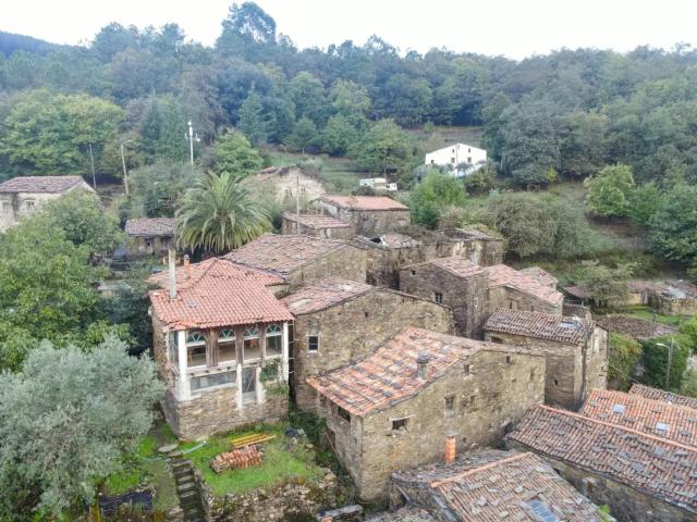 Moradia Rústica em Pedra– 2 Quartos | Piscina | 13.000 m² de Terreno em Vaqueirinho, Lousã