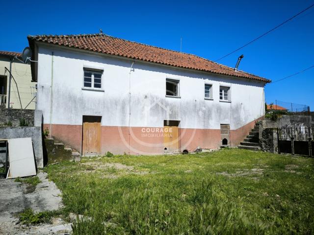 Moradia rustica em pedra, com condições para financiamento. 2400m2. Castanheira Paredes de Coura