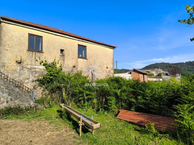 Moradia rustica em pedra do tipo t2+1, com total de cerca de 1500m2 Romarigães Paredes de Coura