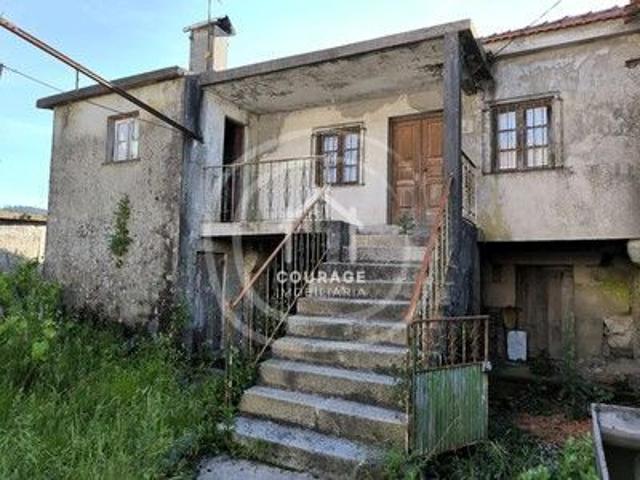Moradia rustica em pedra do tipo t3 habitavel, total de cerca de 800m2 Romarigães P. de Coura
