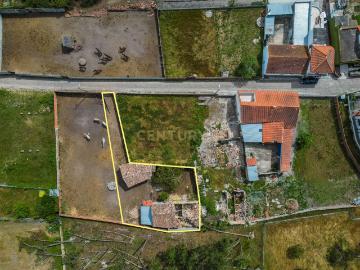 Moradia Rústica para reabilitar em Vieira de Leiria, com terreno, a cerca de 5 minutos da Praia da Vieira