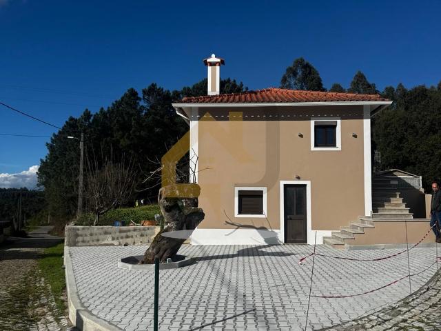 Moradia recuperada, com cozinha equipada e mobilada, localizada numa pequena aldeia